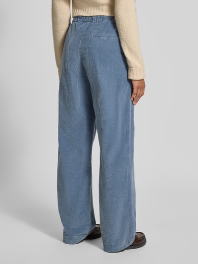 Frauenmodel trägt Relaxed Fit Weite Hose aus Baumwoll-Mix Modell 'JAIMILAA' von ARMEDANGELS, hellblau, strukturierte Oberfläche, Ganzkörperansicht Rückansicht. Damen Weite Hose von ARMEDANGELS.