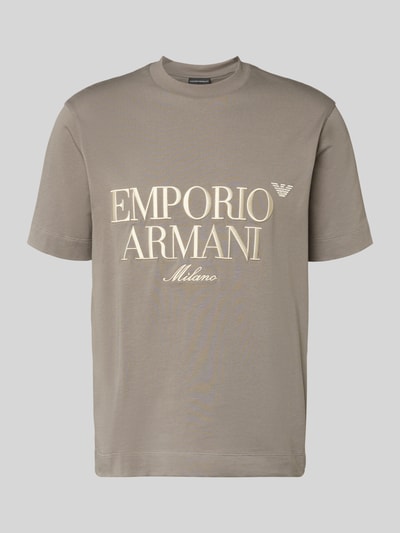 Produktfoto, T-Shirt mit Label-Stitching von Emporio Armani in Beige, reine Baumwolle, Regular-Fit, gerippter Rundhalsausschnitt, Rückenlänge 71 cm bei Größe M.
