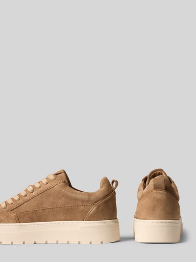Produktfoto, Sneaker aus echtem Leder Modell "IVAR-10" von PS Poelman in Beige mit abgerundeter Passform und strukturierter Sohle auf grauem Hintergrund.