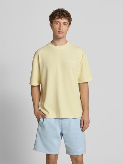 Męskimodel nosi Oversized T-Shirt mit Logo-Stitching Modell 'Lagos' von Pegador, elastyczna mieszanka materiałów, krój oversized fit, długość tyłu w rozmiarze M: 65 cm, jasne kolory, gładka tekstura, Ganzkörperansicht von vorne.