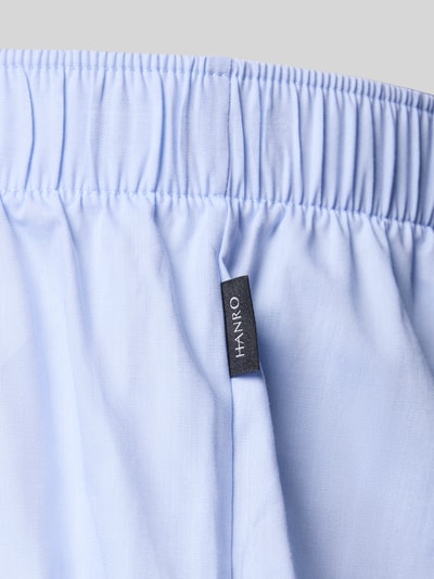 Produktfoto, Boxershorts mit elastischem Bund von Hanro in Hellblau aus reiner Baumwolle mit lockerem Schnitt und Knopfverschluss, glatte Textur