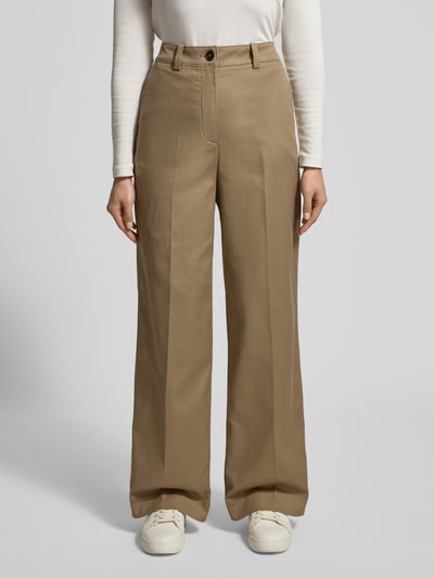Frauenmodel trägt Wide Leg Hose aus Baumwoll-Lyocell-Mix von Marc O'Polo in Beige, unifarben, Mid Waist, feine Rippstruktur, Ganzkörperansicht von vorne.