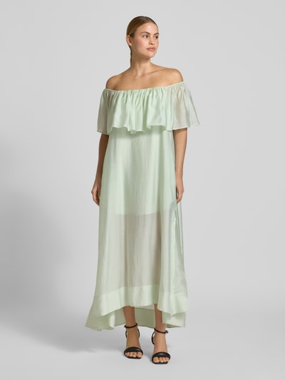 Frauenmodel trägt Midikleid mit Gürtel und Karree-Ausschnitt Modell 'MOLLY' von Copenhagen Muse, Lyocell-Mix, Ganzkörperansicht von vorne.
