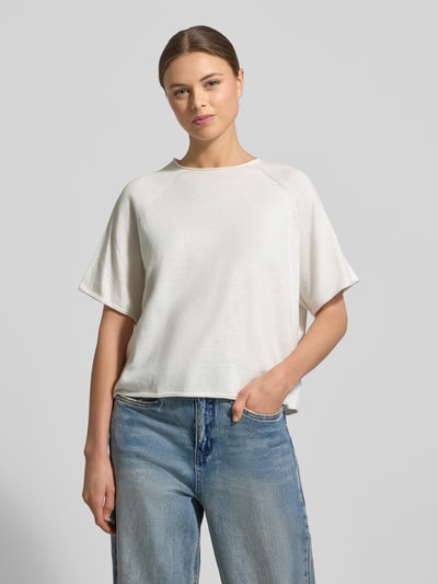 Vrouwenmodel draagt gebreid shirt van Mix van katoen en kasjmier, relaxed fit, opstaande kraag, model 'MOENY' van Drykorn, dames, ruglengte 53 cm, mouwlengte 27 cm, voorkant, nahaufnahme bovenlichaam.