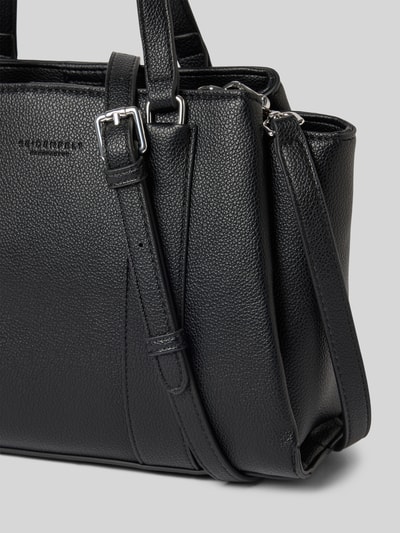 Produktfoto, schwarze Handtasche in Leder-Optik Modell 'Nelma' von Seidenfelt, sichtbares Logo-Detail, strukturierte Oberfläche, Detailaufnahme