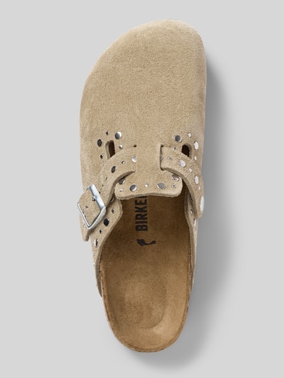 Produktfoto, Hausschuhe aus echtem Veloursleder Modell 'Boston Rivet' von Birkenstock in Beige mit Zierschnalle, Ziernieten, abgerundete Passform, Absatzhöhe 3 cm, Schaftweite 7 cm, Damen Hausschuhe