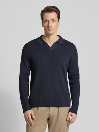 Männermodel trägt Relaxed Fit Strickpullover in Ripp-Optik von Lindbergh, dunkelblau, Polokragen, V-Ausschnitt, Baumwoll-Mix, Ganzkörperansicht von vorne.