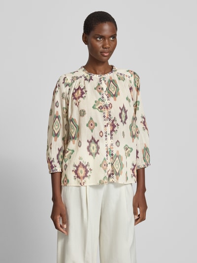 Frauenmodel trägt Regular Fit Bluse mit 3/4-Arm Modell 'ODELIE' von Bash, Allover-Muster, Rundhalsausschnitt, reine Baumwolle, Ganzkörperansicht von vorne.