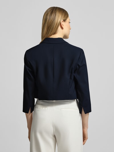 Frauenmodel trägt Cropped Blazer mit Reverskragen von Betty Barclay in Dunkelblau, elastischer Material-Mix, Rückenansicht, Ganzkörperansicht Rückansicht.