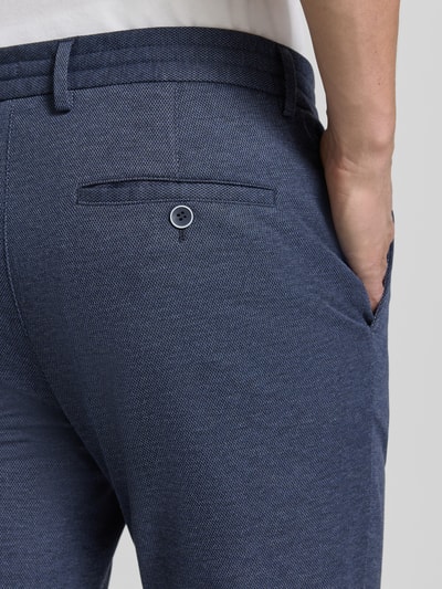 Männermodel trägt dunkelblaue Herren Anzughose mit Viskose-Anteil von s.Oliver BLACK LABEL, Nahaufnahme Rückansicht
