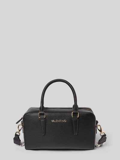 Produktfoto, Shoulder Bag mit Logo-Applikation Modell 'Zero' von VALENTINO BAGS in schwarzer Leder-Optik, goldene Details, rechteckige Form, abnehmbarer Tragehenkel, Schulterriemen, sichtbarer Reißverschluss, Maße 31x17x8 cm, Länge Schulterriemen 32 cm.