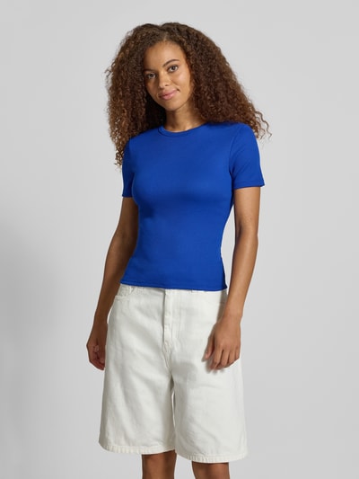 Vrouwenmodel draagt felblauw slim fit t-shirt met viscose model 'LUPE' van ONLY, dames t-shirt, close-up voorkant.