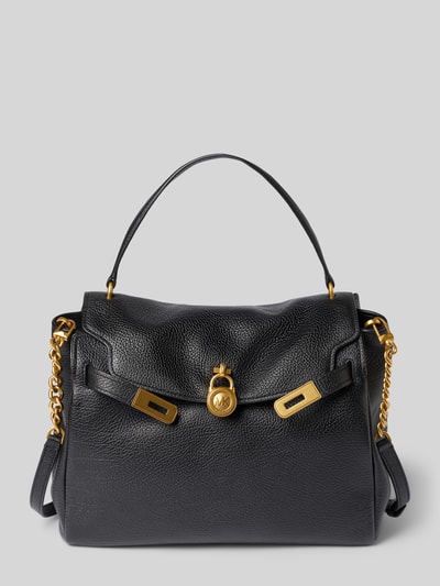 Produktfoto, Handtasche mit Logo-Detail Modell 'Hamilton' von MICHAEL Michael Kors in Schwarz mit goldfarbenen Elementen, grobe Ledertextur, rechteckige Form, abnehmbarer Schulterriemen, sichtbare Hauptfachklappe, Breite 25 cm, Länge 33 cm, Tiefe 14 cm, Länge Schulterriemen 105 cm.