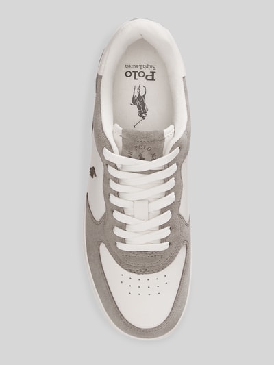 Produktfoto, Low Top Sneaker aus echtem Leder von Polo Ralph Lauren in Two Tone Optik, weiße und graue Glatt- und Velourslederflächen, abgerundete Schuhspitze, flacher Absatz, Label Patch, Logo-Stitching, strukturierte Sohle, Schnürung