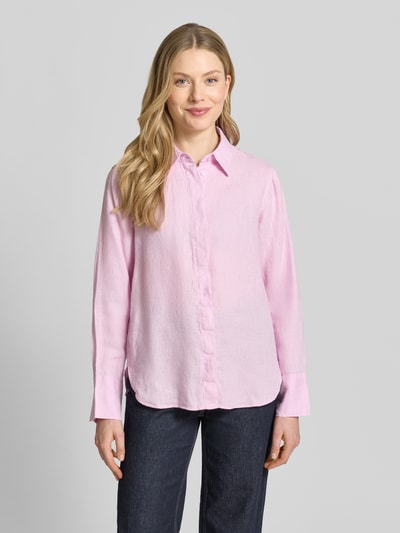Frauenmodel trägt Regular Fit Leinenbluse mit verdeckter Knopfleiste von Mango, Modell SAMARA, reine Leinen, Ganzkörperansicht von vorne.