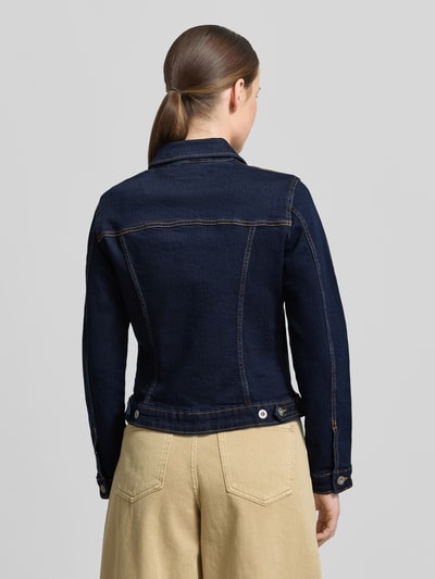 Frauenmodel trägt Slim Fit Jeansjacke aus Baumwoll-Mix von Tom Tailor in dunkler Denim-Optik mit Kontrastnähten, Rückenansicht, Ganzkörperansicht Rückansicht.