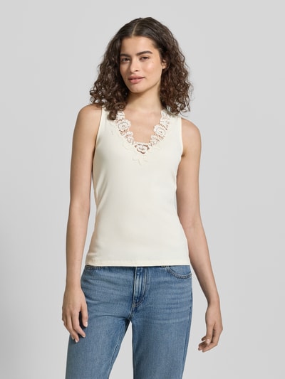 Frauenmodel trägt Trägertop in Ripp-Optik mit Spitzenbesatz von Jake*s Collection, Baumwoll-Viskose-Mix, Slim-Fit, cremefarben, Ganzkörperansicht von vorne.