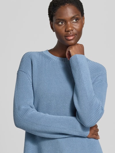 Männermodel trägt Loose Fit Pullover aus reiner Baumwolle von Marc O'Polo in Hellblau, strukturierte Oberfläche, Nahaufnahme Oberkörper.