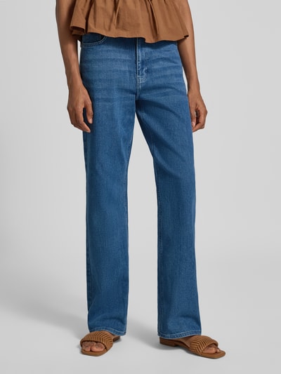 Frauenmodel trägt Relaxed Fit Jeans aus Baumwoll-Mix Modell 'YARA' von Cars Jeans, klassisches Blau, 5-Pocket-Design, Nahaufnahme Unterkörper.