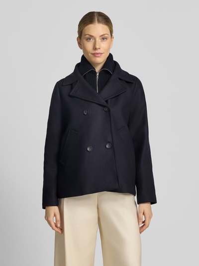Vrouwenmodel draagt Jacke aus Woll-Mix met gestricktem Troyer-Kragen van CINQUE in donkerblauw, Loose fit, met Reverskraag, dubbele knoopsluiting en zij-ingezette steekzakken, ruglengte maat 36: 71 cm, schouderbreedte: 42 cm, borstwijdte: 58 cm, mouwlengte: 62 cm, geheel van voren.