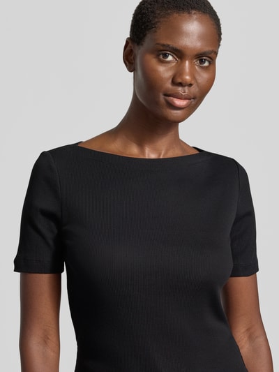 Frauenmodel trägt Slim Fit T-Shirt mit Strukturmuster Modell 'Klenja' von Someday in Schwarz, elastischer Baumwoll-Mix, Nahaufnahme Oberkörper.