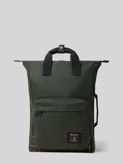 Produktfoto, olivgrüner Rucksack mit Label-Patch Modell 'FIELD WAX' von Barbour, glatte Oberfläche, Herren Rucksack von Barbour.