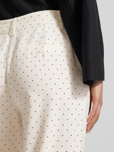 Frauenmodel trägt Wide-Leg-Pants aus Viskose-Mix mit Eingrifftaschen von FREE/QUENT, feines Punktemuster, Detailaufnahme Rückansicht, Modell Anya, Leinen-Viskose-Anteil, Bundweite Größe S 39 cm, Innenbeinlänge 79 cm