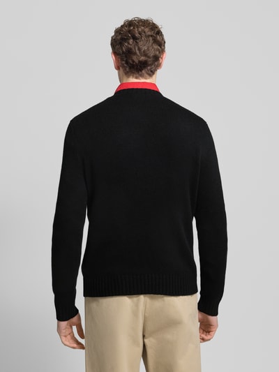 Männermodel trägt Strickpullover aus Wolle mit Motiv von Polo Ralph Lauren in Schwarz, Regular-Fit, Rundhalsausschnitt, Rückenlänge 66 cm, Ärmellänge 65 cm, Ganzkörperansicht Rückansicht.