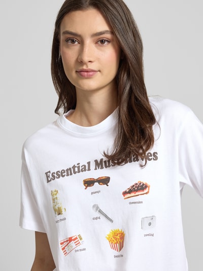 Frauenmodel trägt T-Shirt mit Motiv-Print Modell 'COLLAGE' von JJXX, reine Baumwolle, Relaxed Fit, Rundhalsausschnitt, Nahaufnahme Oberkörper.