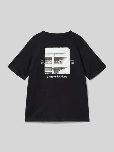 Junge trägt Kinder T-Shirt aus Baumwolle von JACK & JONES in Schwarz mit geradem Schnitt und Rundhalsausschnitt, Rückenlänge 55 cm, Ganzkörperansicht Rückansicht.