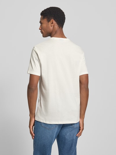 Männermodel trägt Slim Fit T-Shirt mit Motiv-Print von Armani Exchange in Weiß, Reine Baumwolle, Rückenlänge 70 cm, Ganzkörperansicht Rückansicht.