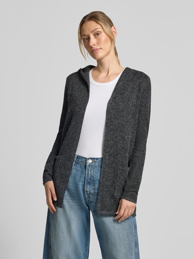 Frauenmodel trägt Regular Fit Cardigan mit Kapuze Modell 'DOFFY' von VERO MODA in Dunkelgrau, lockere Passform, Ganzkörperansicht von vorne.