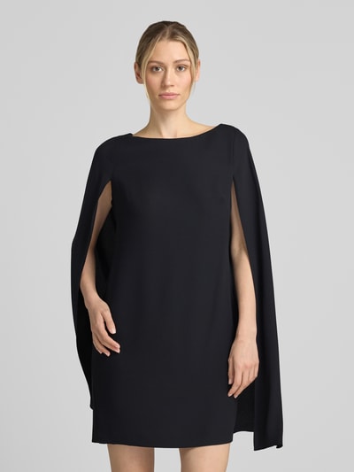 Kobiece modelka nosi A-Linien Cocktailkleid mit Cape od Lauren Ralph Lauren, sukienka koktajlowa czarna, gładka faktura, widok z przodu, zbliżenie na górę ciała.