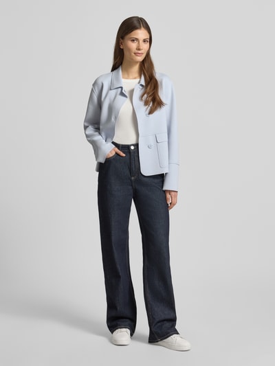 Frauenmodel trägt Blazer mit Kentkragen und aufgesetzten Pattentaschen von WHITE LABEL in Hellblau, Baumwoll-Mix mit Stretch-Anteil, Gerader-Schnitt, verdeckter Verschluss, kombiniert mit dunkler Jeans und weißem Shirt, glatter Stoff, Ganzkörperansicht von vorne, Rückenlänge 57 cm, Brustweite 51 cm, Ärmellänge 61 cm bei Größe 36.