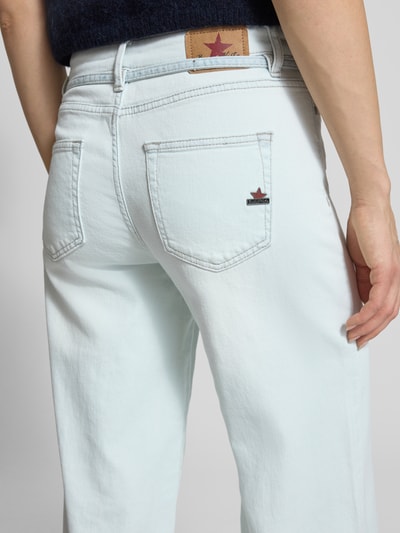 Frauenmodel trägt Wide Leg Jeans mit Bindegürtel von Buena Vista in hellem Baumwoll-Mix mit Stretch, Detailaufnahme Rückansicht.