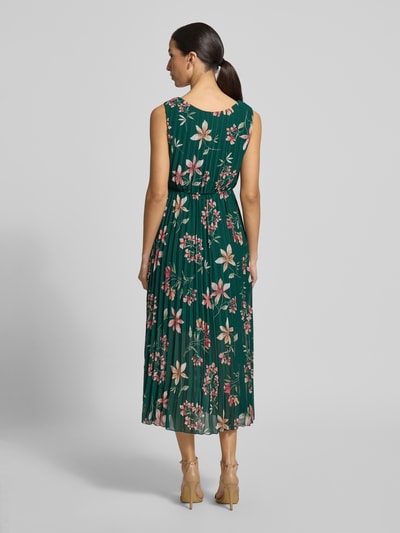 Modelka kobieca ma na sobie Midikleid mit Plisseefalten und V-Ausschnitt od Apricot, zielony szyfon, wzór w kwiaty, plisy, długość tyłu w rozmiarze S: 122 cm, szerokość w rozmiarze S: 32 cm, widok całej sylwetki z tyłu