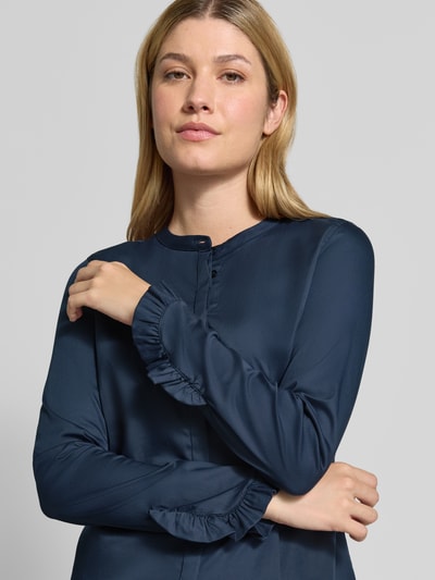Frauenmodel trägt Bluse mit Mao-Kragen und Rüschenärmeln Modell 'Mattie' von MOS MOSH, Mieszanka bawełny z dodatkiem streczu, krój straight fit, zakryta listwa guzikowa, stójka, rękawy z falbanami, Długość tyłu w rozmiarze S: 63 cm, Długość rękawów w rozmiarze S: 62 cm, granatowa, gładka struktura, Nahaufnahme Oberkörper.
