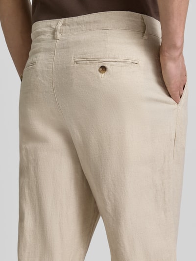Männermodel trägt Relaxed Fit Stoffhose aus Leinen-Baumwoll-Mix Modell 'RON' von SELECTED HOMME in Melange-Optik, Detailaufnahme Rückansicht.