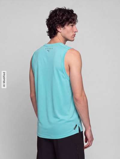 Männermodel trägt Regular Fit Sport-T-Shirt mit Rundhalsausschnitt von PUMA in Hellblau, schwarze Hose, Ganzkörperansicht Rückansicht, KI-modifiziertes Bild. Herren Sport-T-Shirt von PUMA Performance.