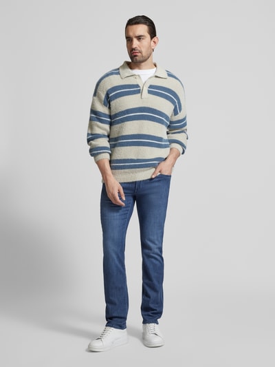 Mannenmodel draagt Slim Fit Jeans met zijde, model 'Chuck' van Brax, blauwe 5-pocket, elastische katoenmix, volledige vooraanzicht