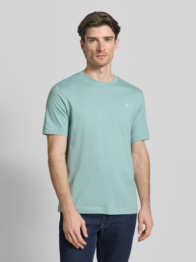 Männermodel trägt Regular Fit T-Shirt aus reiner Baumwolle von Marc O’Polo in Mint, unifarben, Logo-Stitching, Ganzkörperansicht von vorne