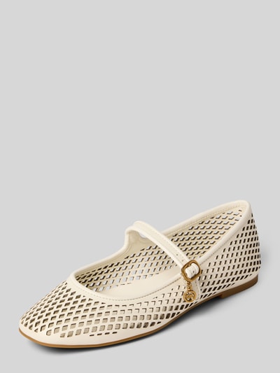 Produktfoto, Ballerinas aus echtem Leder Modell 'NELLIE' von MICHAEL Michael Kors in creme mit Lochmuster, Logo-Anhänger, glatter Sohle, abgerundete Form, schmaler Riemen, flacher Absatz, strukturierte Oberfläche.