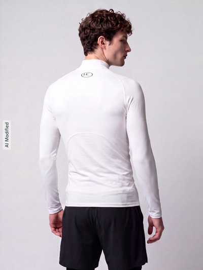 Männermodel trägt weißes Slim Fit Sport-Langarmshirt mit Logo-Stitching von Under Armour, glatte Textur, Ganzkörperansicht Rückansicht, KI-modifiziertes Bild.
