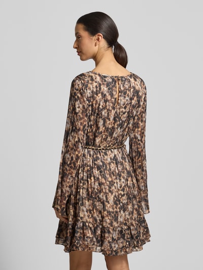 Frauenmodel trägt Minikleid mit Rundhalsausschnitt Modell 'ILENIA' von Guess, taillierter Schnitt, Taillengürtel, Ganzkörperansicht Rückansicht.