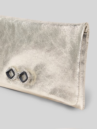 Produktfoto, Clutch aus echtem Leder Modell 'Mimos' von Abro, metallic-goldene Farbe, Überschlag, Zierschleife, Strasssteinbesatz, Magnetverschluss, Hauptfach, Breite 24 cm, Länge 14 cm, Tiefe 3 cm, Textur mit leichter Narbung