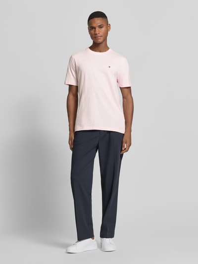 Męski model nosi Regular Fit T-Shirt aus reiner Baumwolle von Tommy Hilfiger, efekt: jednolity kolor, wyhaftowane logo, okrągły dekolt, krótki rękaw, dżersej, bawełna; pełny widok od przodu