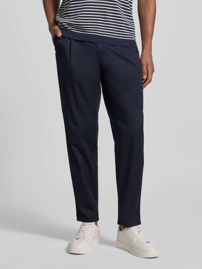 Männermodel trägt dunkelblaue Chino mit Eingrifftaschen Modell 'Tino' von Brax, Baumwoll-Elasthan-Mix, Comfort Fit, Ganzkörperansicht von vorne.