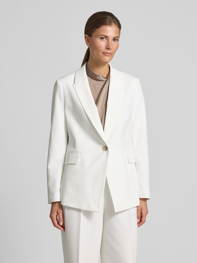 Frauenmodel trägt Shaped Fit Longblazer mit steigendem Reverskragen von s.Oliver BLACK LABEL, Optik: Unifarben, Passform, Kragenform, Rückenschlitz, einreihige Knopfleiste, Ärmelform: Langarm, Pattentaschen, cremige Weißtöne, glatte Struktur, Ganzkörperansicht von vorne.