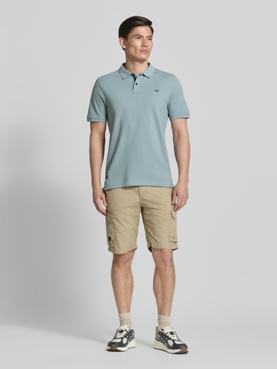 Mannenmodel draagt Bermudas mit Cargotaschen van camel active in beige, puur katoen, regular fit, steekzakken, cargozakken, labeldetail, bandwijdte maat 32: 44 cm, binnenbeenlengte maat 32: 26 cm. Ganzkörperansicht van voren.