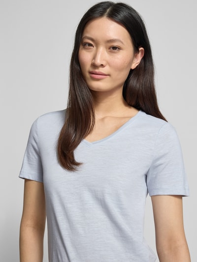Frauenmodel trägt Regular Fit T-Shirt aus reiner Baumwolle von Tom Tailor, Optik: Unifarben, V-Ausschnitt, Kurzarm, Flammgarn, Nahaufnahme Oberkörper.